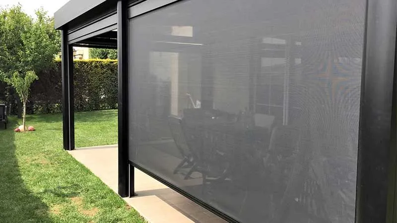 Toldo zip lateral instalado en terraza residencial en Marbella para protección del viento